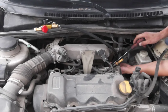 súc rửa vệ sinh hệ thống phun xăng trên xe