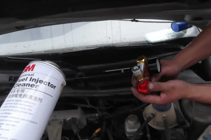 súc rửa vệ sinh hệ thống phun xăng trên xe