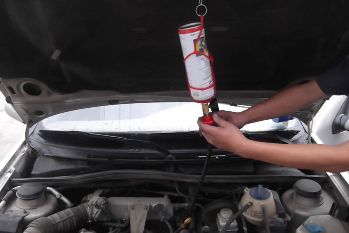 súc rửa vệ sinh hệ thống phun xăng trên xe