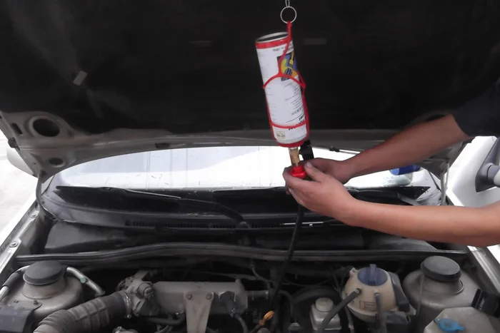 súc rửa vệ sinh hệ thống phun xăng trên xe